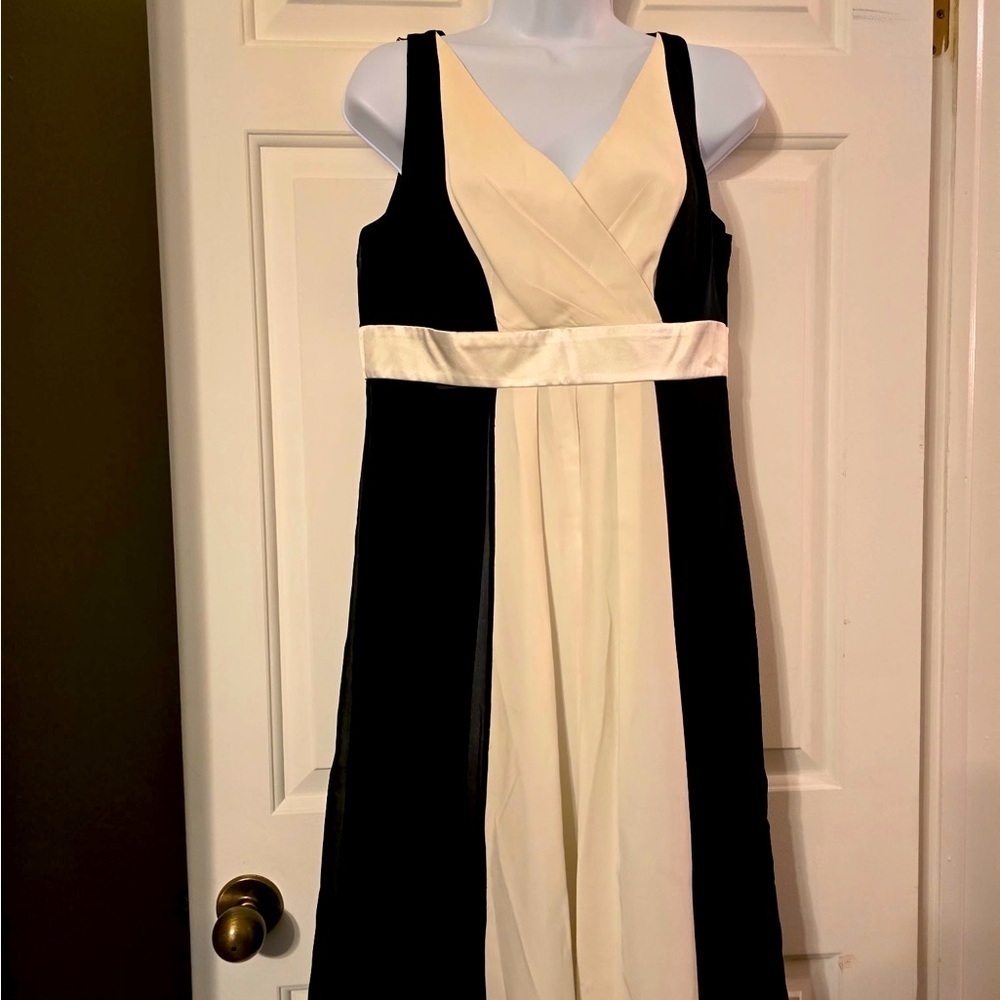Ann Taylor Crepe Dress Sz 10 Black White Flowy Sleeveless Pleated V Nck Slimming